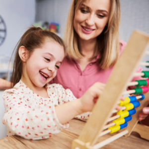Psicopedagoga fazendo atendimento psicopedagógico