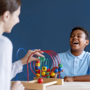 Psicopedagoga fazendo atendimento psicopedagógico