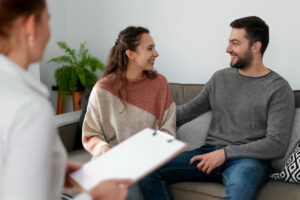 Casal conversando com terapeuta