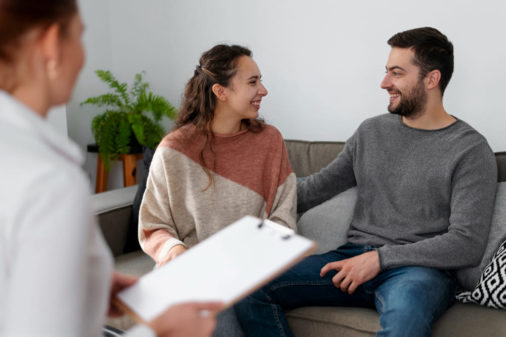 Casal conversando com terapeuta