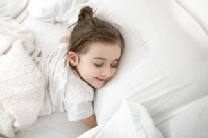 Criança dormindo na cama