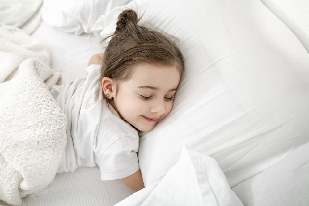 Criança dormindo na cama