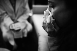 Duas mulheres chorando a perda de alguém