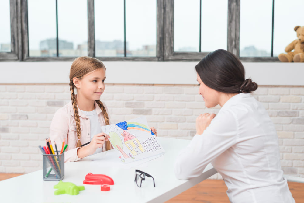 Menina fazendo avaliação Neuropsicológica