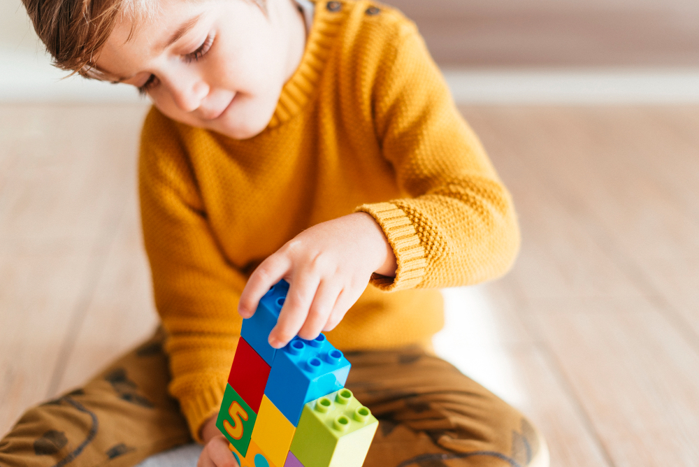 Menino brincando com peças de encaixar