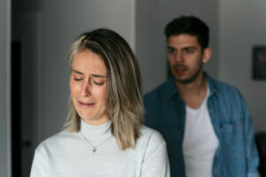Mulher de costa para homem enquanto ele grita com ela