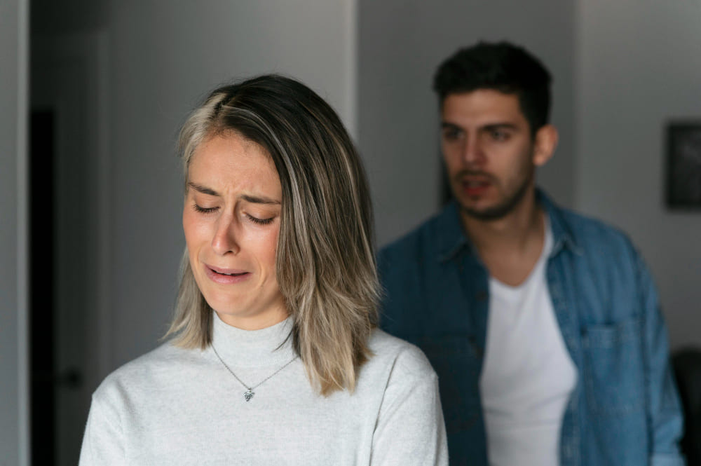 Mulher de costa para homem enquanto ele grita com ela