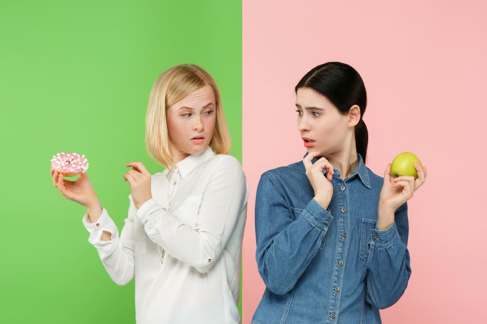 duas mulheres de costa se olhando e se comparando